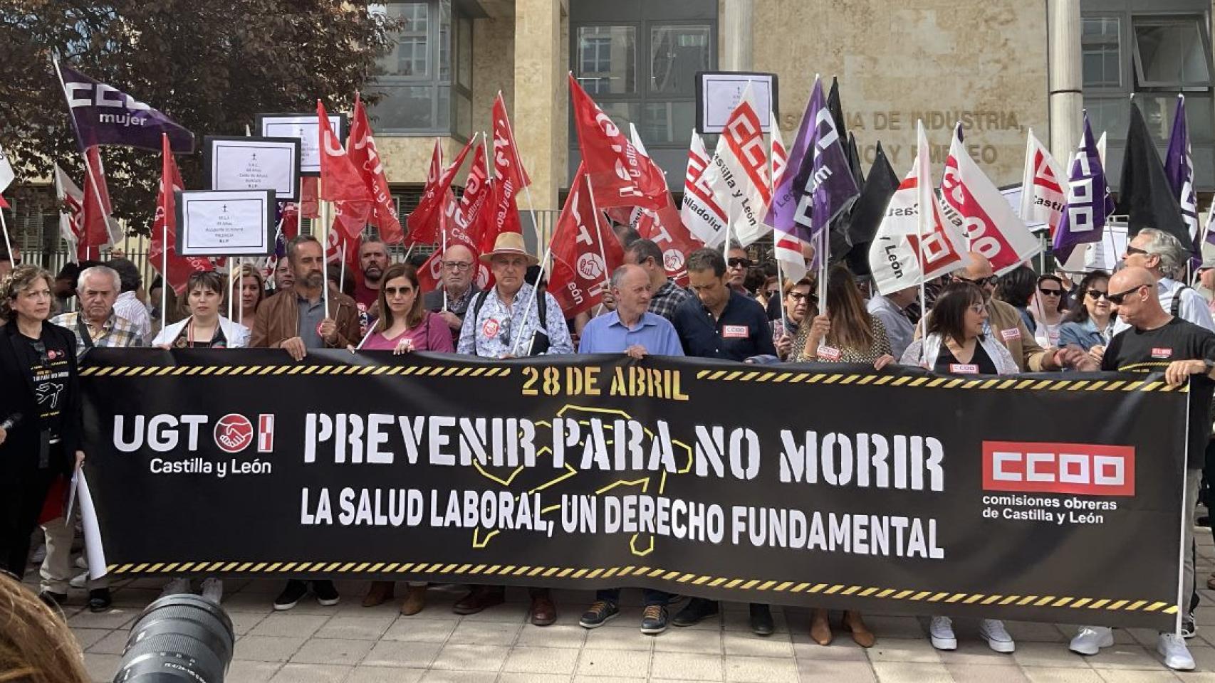 Concentración y performance realizada por UGT y CCOO este viernes a las puertas de la Consejería de Industria y Empleo.
