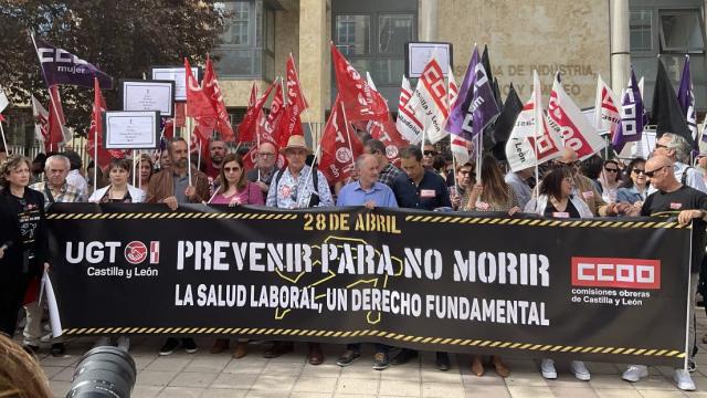 Concentración y performance realizada por UGT y CCOO este viernes a las puertas de la Consejería de Industria y Empleo.