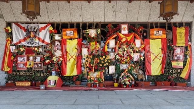 Flores y banderas a la entrada de la tumba de Franco en el Cementerio de El Pardo-Mingorrubio.
