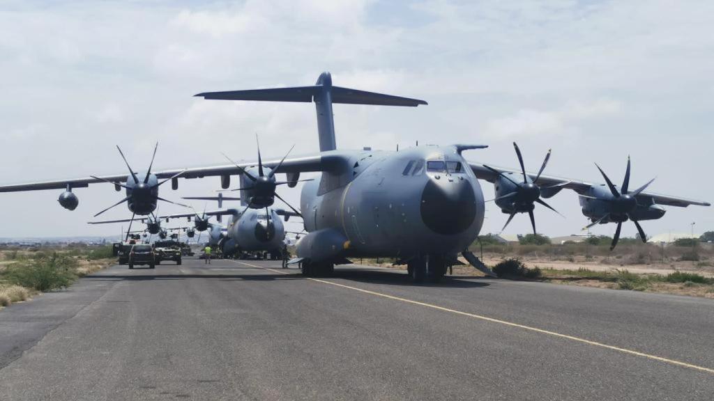 A400M españoles en la pista del aeródromo de Wadi Seidna, Jartum, el sábado 22 de abril.