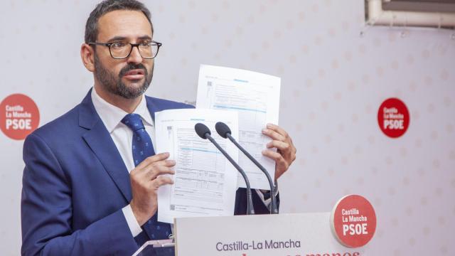 Sergio Gutiérrez muestra las declaraciones de bienes de Paco Núñez.