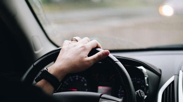 ¿Cuál es la pena para un conductor que circula a 215 km/h en carreteras limitadas a 120?
