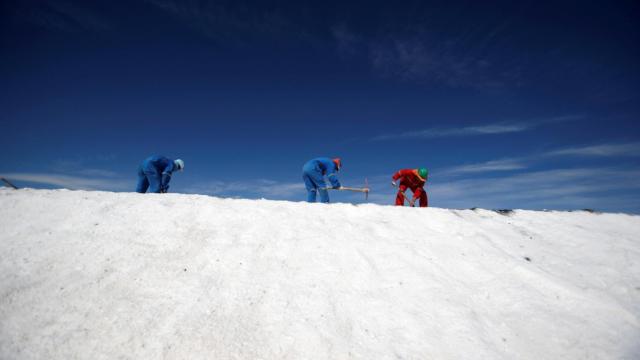 Obreros trabajan en una planta de litio en el salar de Atacama (Chile).