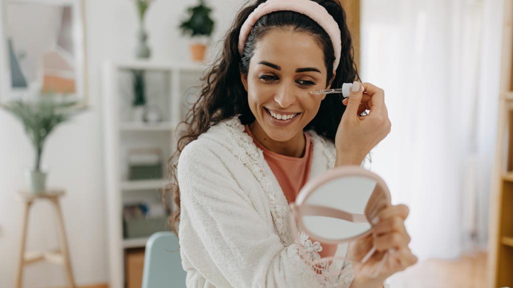 Mujer aplicándose un sérum (Istock)