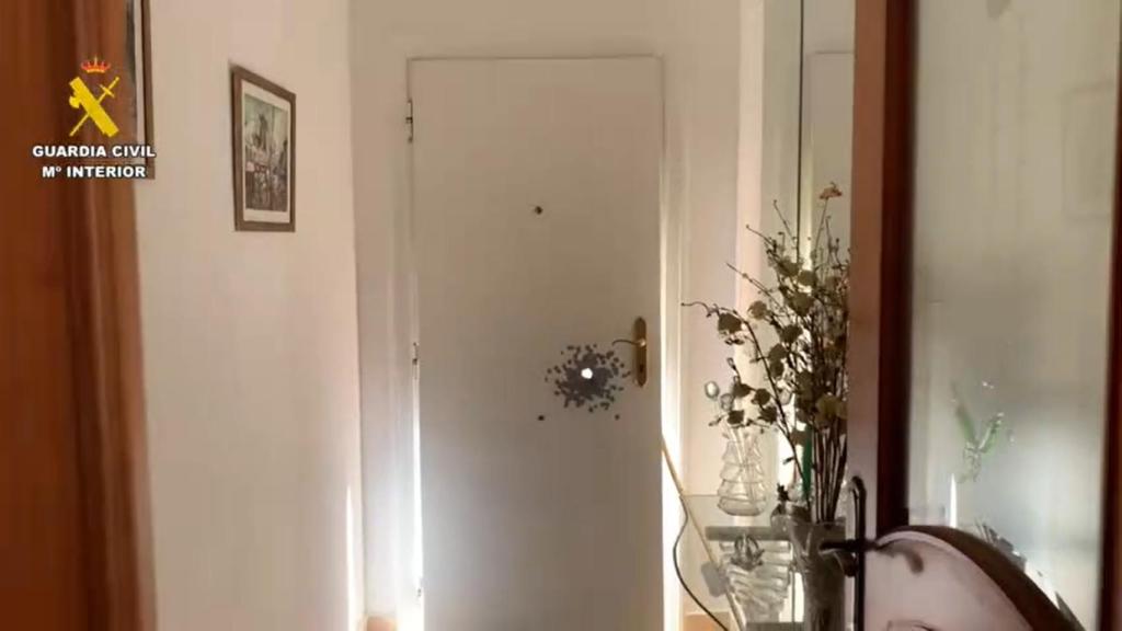 Un orificio de bala en las puertas de acceso al chalet de El Moralet, Alicante.