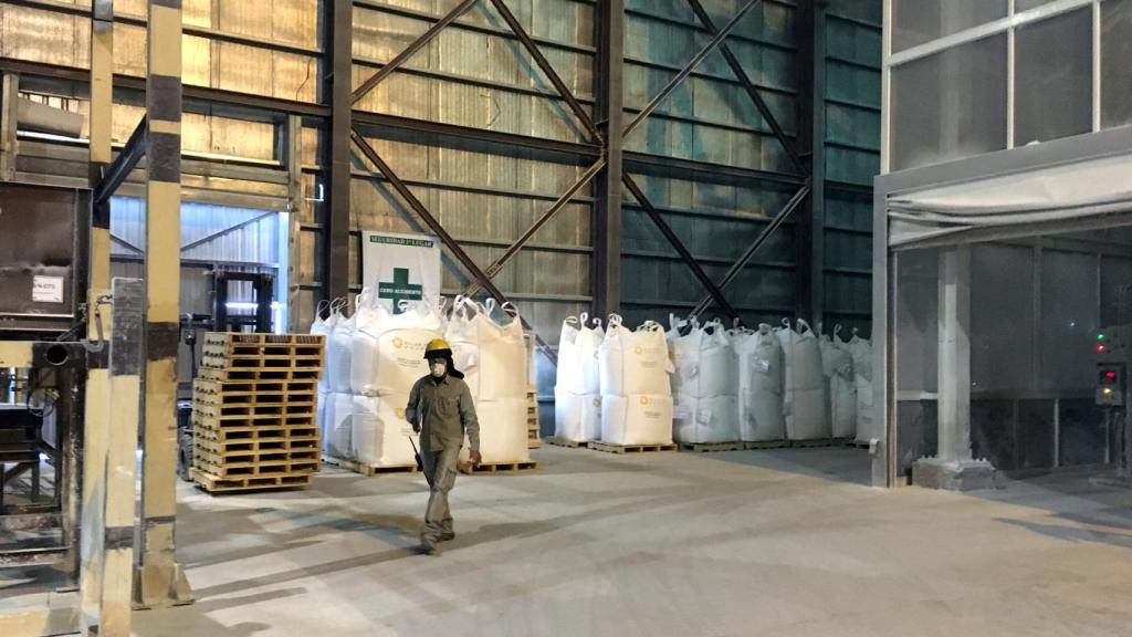 Un trabajador en una planta de procesamiento de carbonato de litio en un salar de Cauchari Olaroz cerca de Susques (Argentina).
