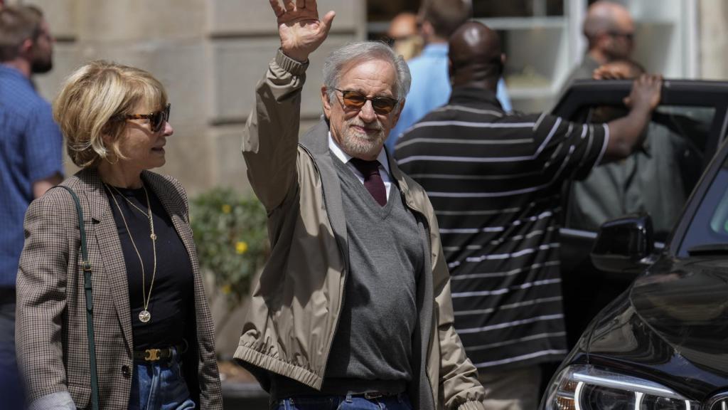 Steven Spielberg y su esposa Kate Capshaw, salen del MOCO Museum de Barcelona.