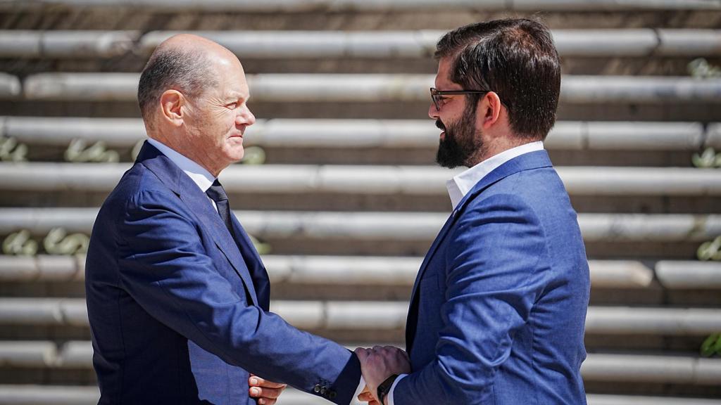 El presidente de Chile Gabriel Boric recibe al canciller alemán Olaf Scholz en el Museo de la Memoria y los Derechos Humanos durante su viaje a Chile.