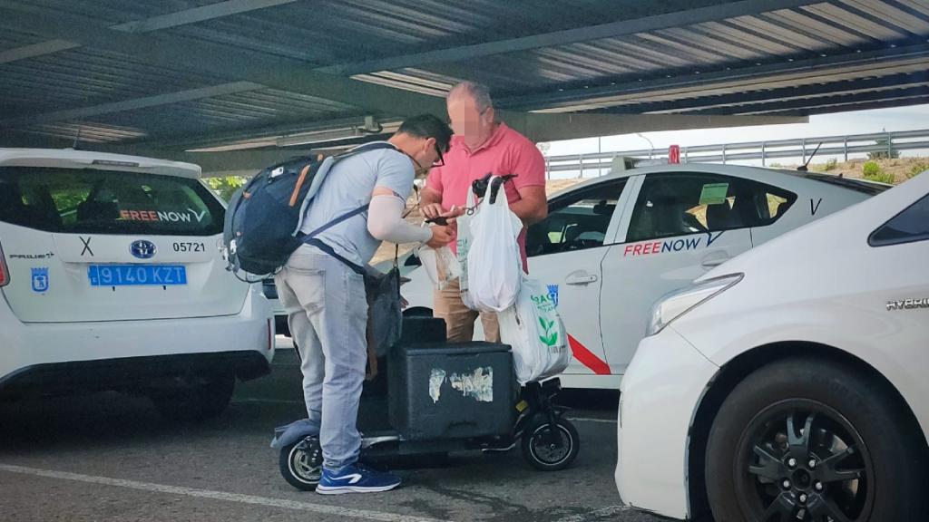 Un rider 'clandestino' vendiendo a un taxista.