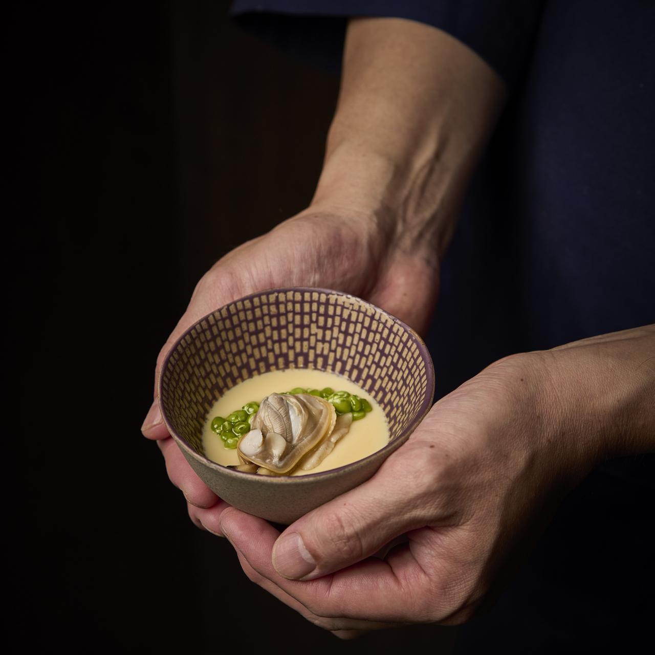 Chawanmushi de almeja gallega y guisantes lágrima del Maresme en Toki.