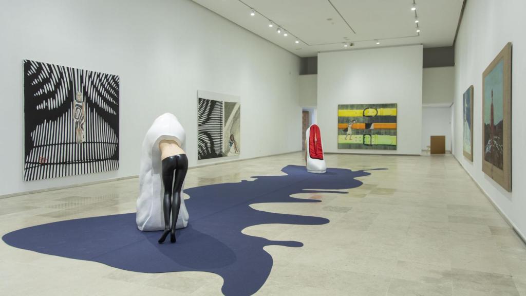 Vista de la sala 8 de la exposición con 'Hermanas españolas', 1995