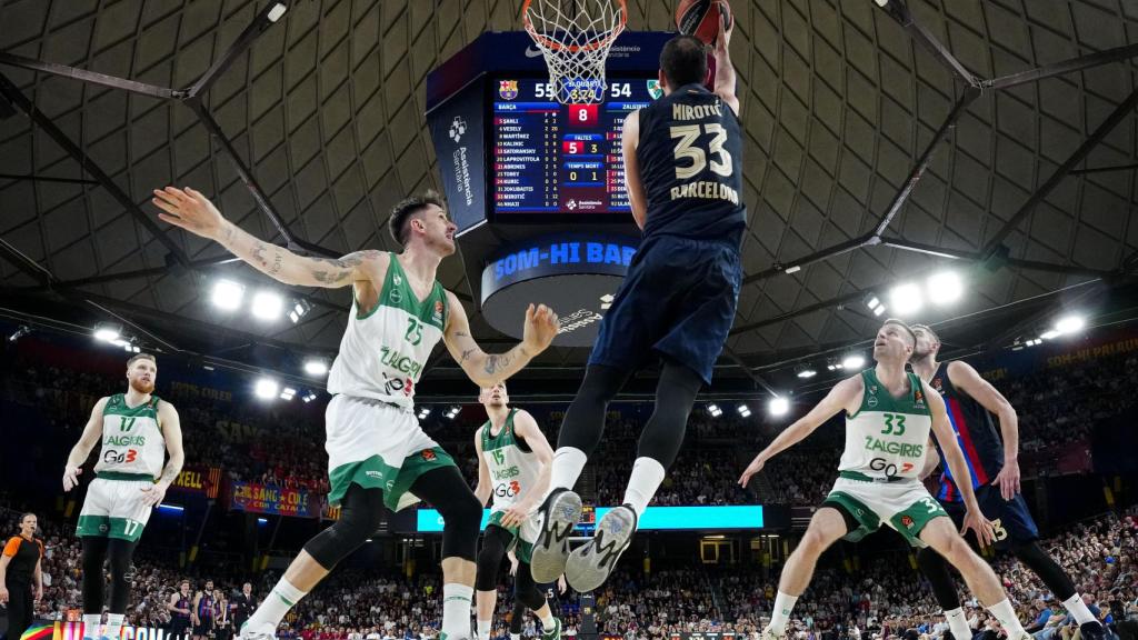Mirotic anota una canasta.