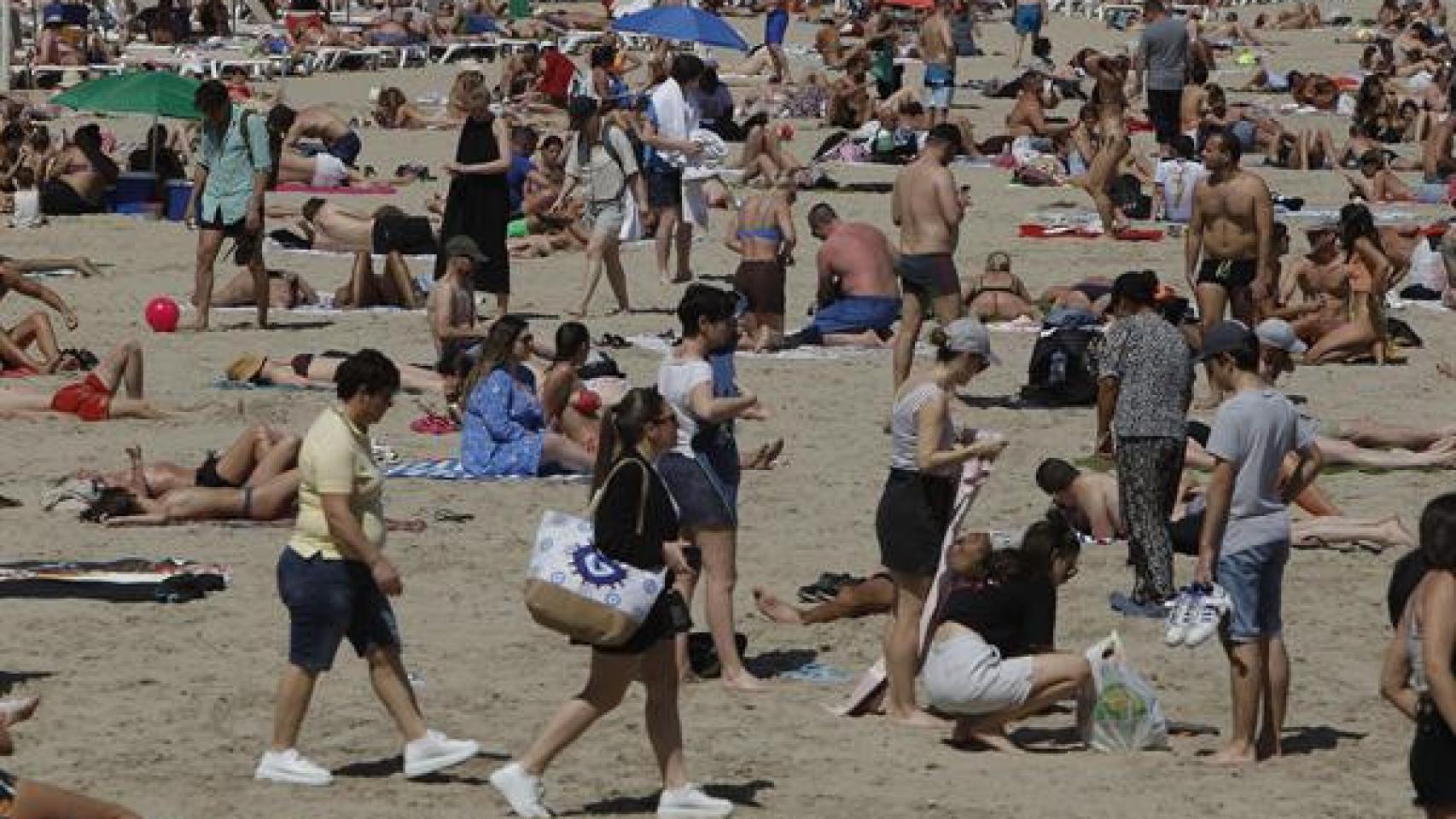 La playa del Postiguet, en Alicante, abarrotada de gente este pasado jueves.