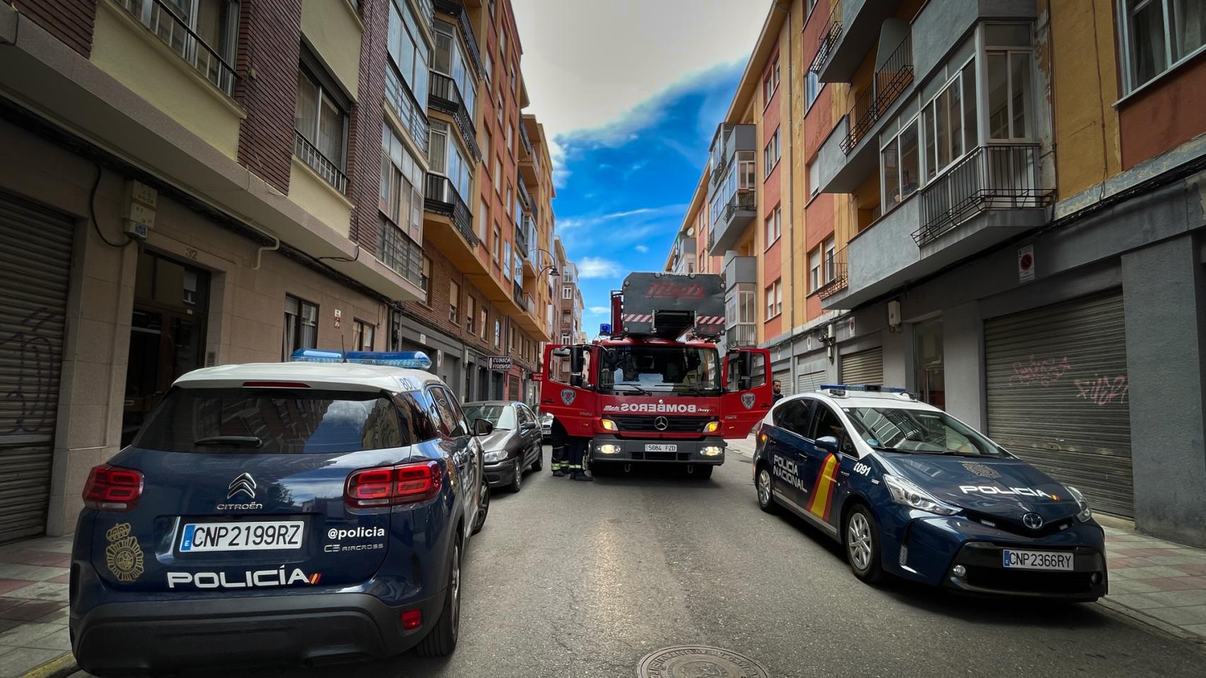 Imagen de los Bomberos del Ayuntamiento de León en la calle La Bañeza durante la intervención.