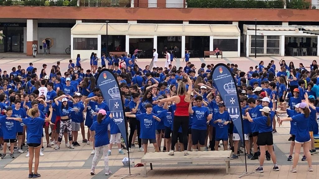 Alumnos de diferentes colegios de Arroyo de la Encomienda celebrando el Día de la Educación Física en la Calle
