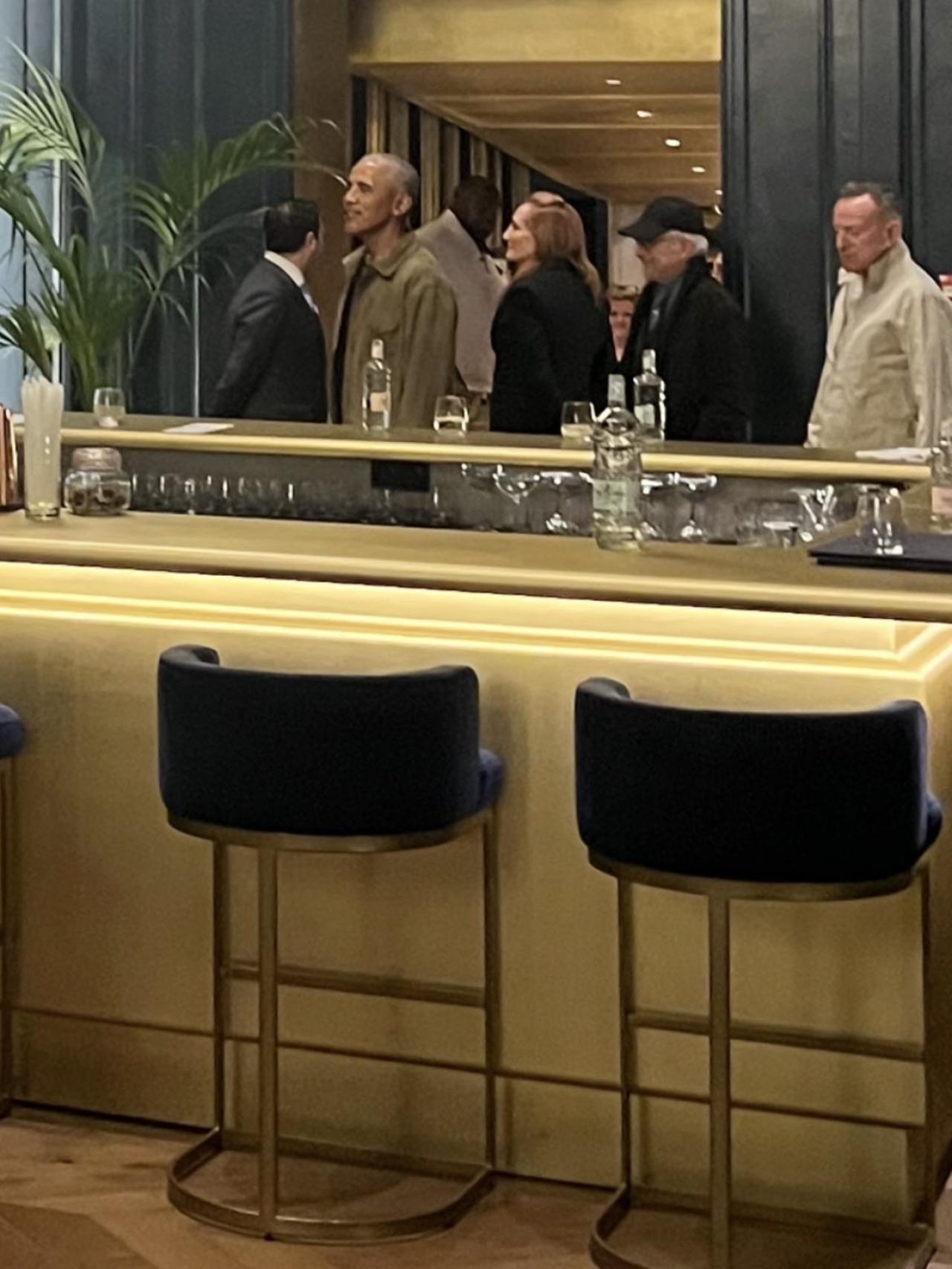 Un contento Barack Obama abandonando el restaurante tras una cena mágica