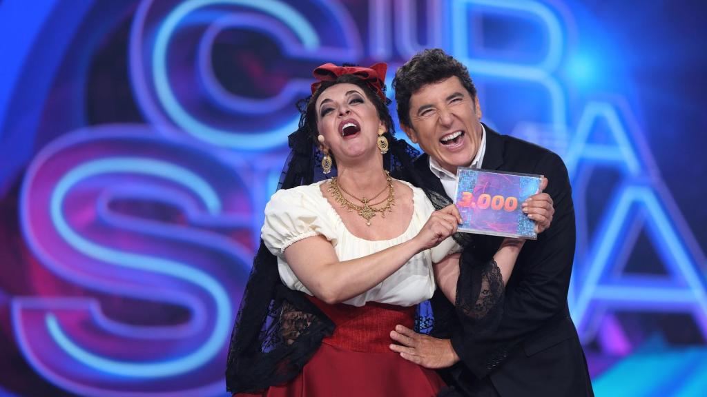 Antena 3 completa un año y medio en lo más alto, pero Mediaset lidera como grupo con un canal más en abril