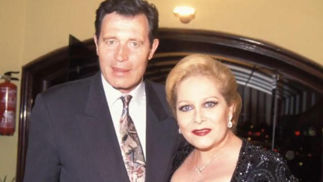 El actor Ramiro Oliveros junto a su pareja, Conchita Márquez Piquer.
