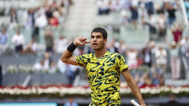 Carlos Alcaraz celebra con la grada un punto en el Mutua Madrid Open.