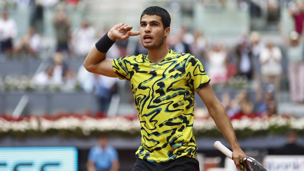 Carlos Alcaraz celebra con la grada un punto en el Mutua Madrid Open.