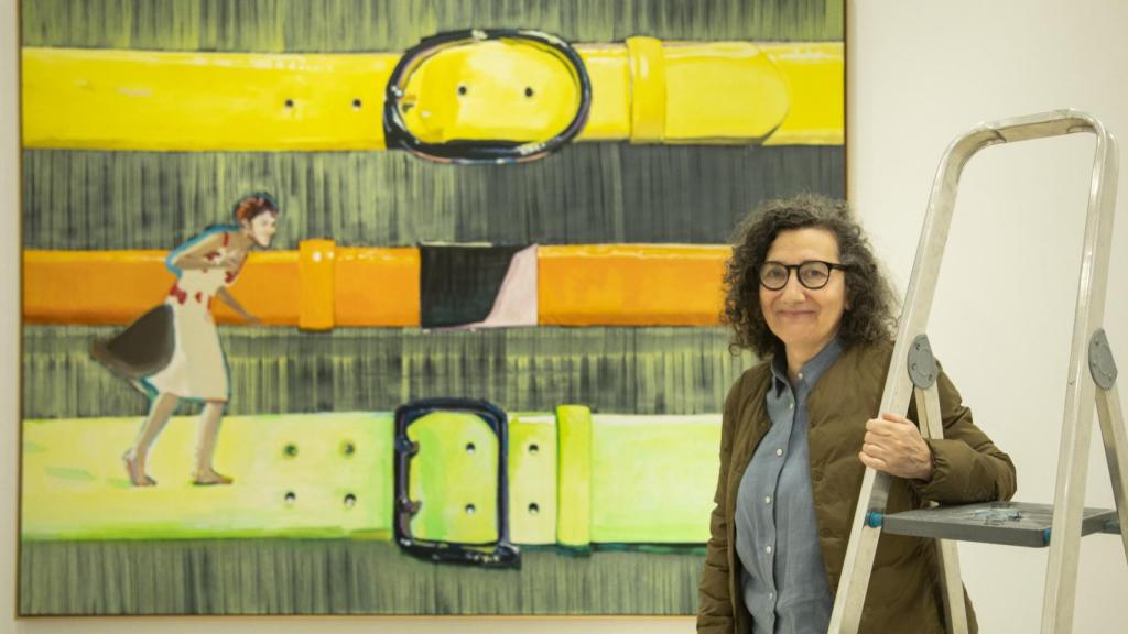 Victoria Civera junto  a su pintura 'Psss, psss…', 2002-2003, en el montaje  de su exposición en el  Museo Patio Herreriano