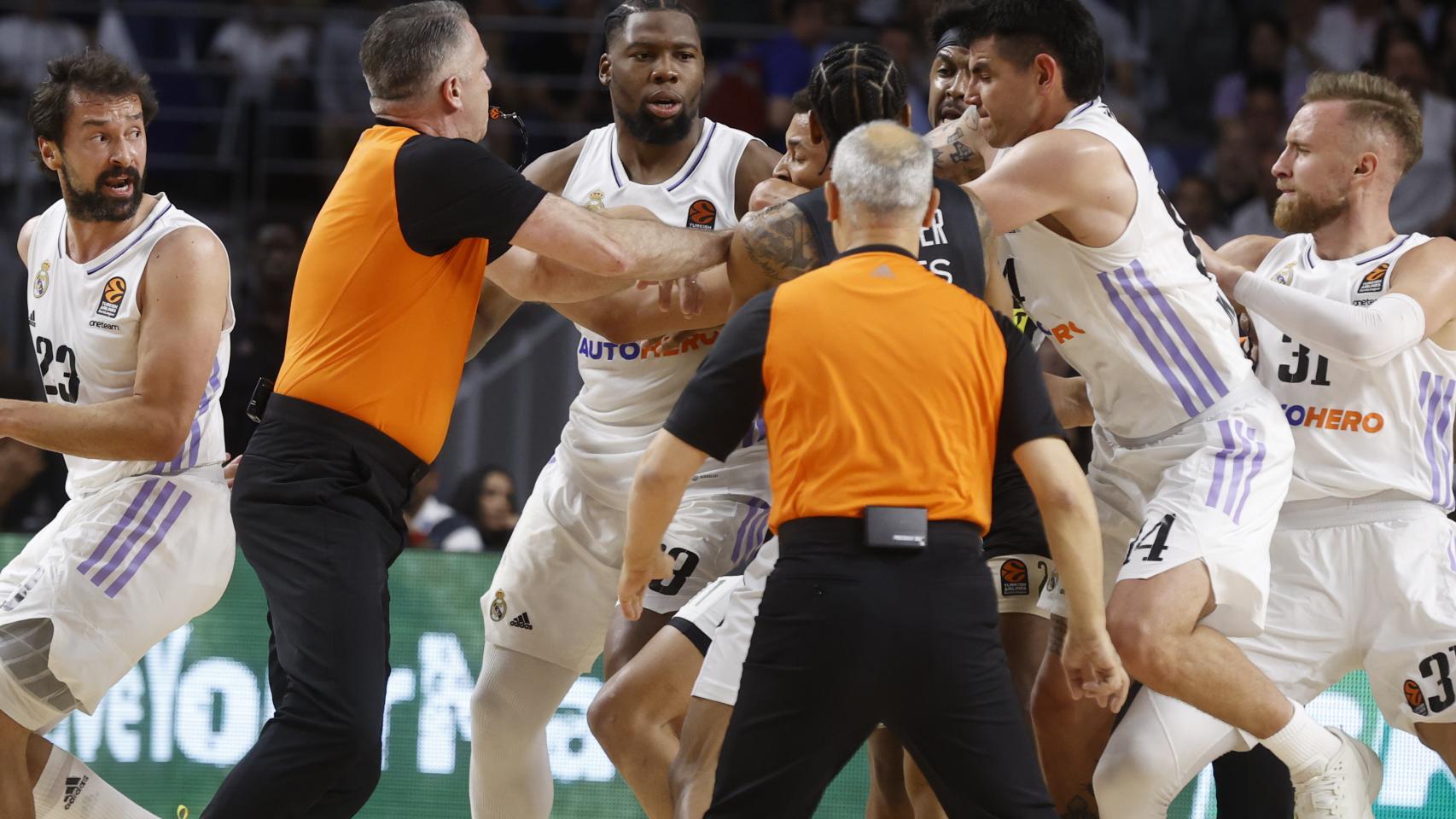 Las imágenes de la batalla campal final en el partido entre el Real Madrid y el Partizán