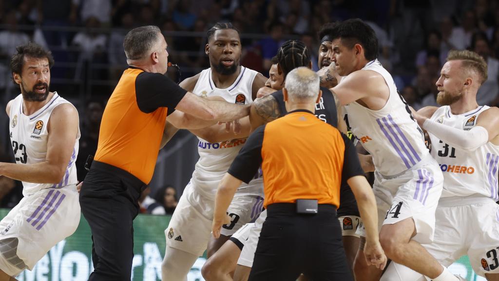 Los árbitros, intercediendo en la pelea con Yabusele de fondo.