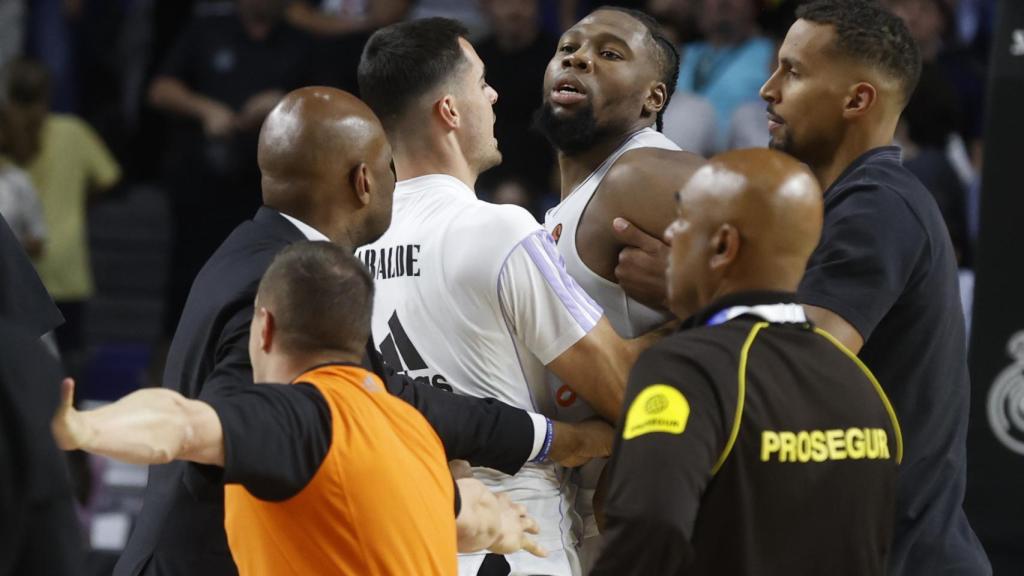 Yabusele, controlado por algunos de sus compañeros y miembros de seguridad.