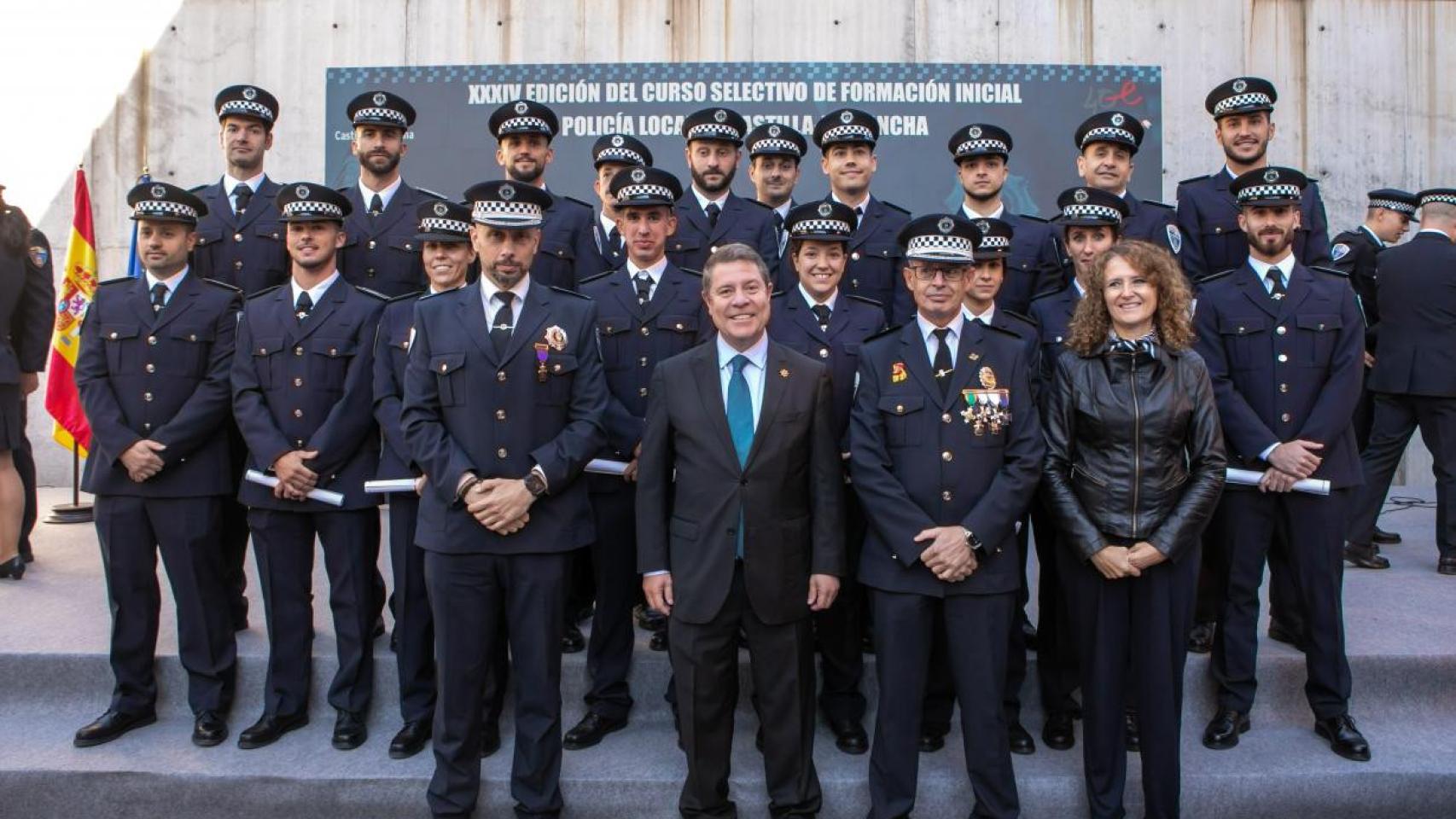 El presidente de Castilla-La Mancha, Emiliano García-Page, con integrantes de la Policía Local.