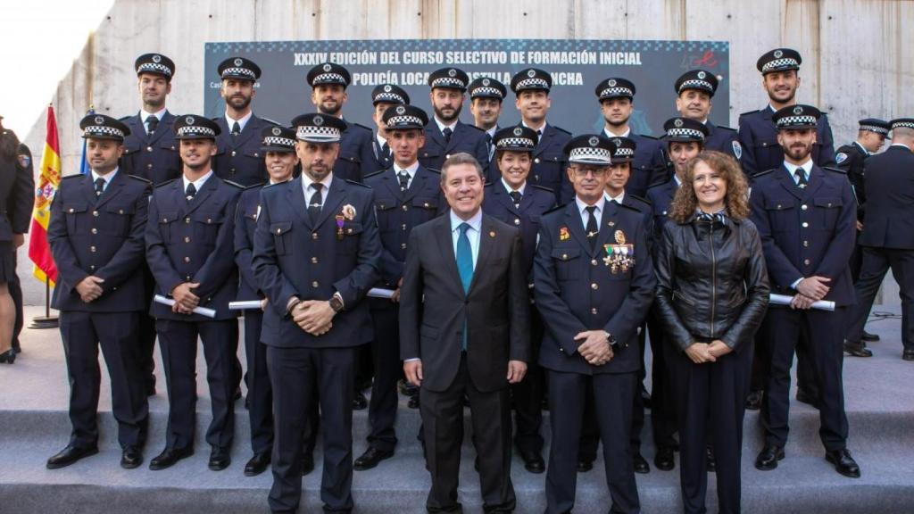 El presidente de Castilla-La Mancha, Emiliano García-Page, con integrantes de la Policía Local.