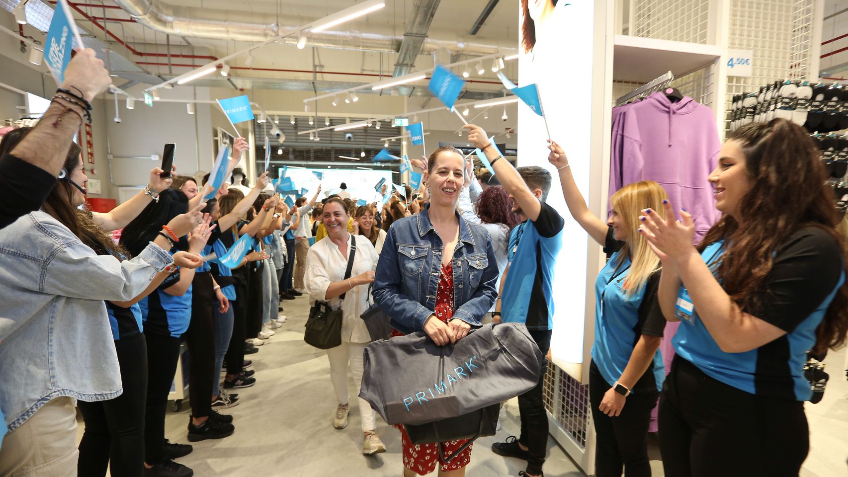 Las fotos de la esperada apertura de Primark en Toledo: largas colas y un fiestón con influencers