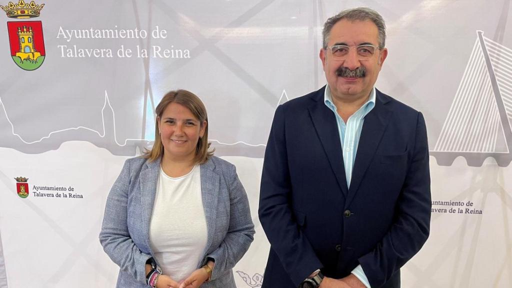 La alcaldesa de Talavera, Tita García Élez, y el consejero de Sanidad, Jesús Fernández Sanz. Foto: JCCM.