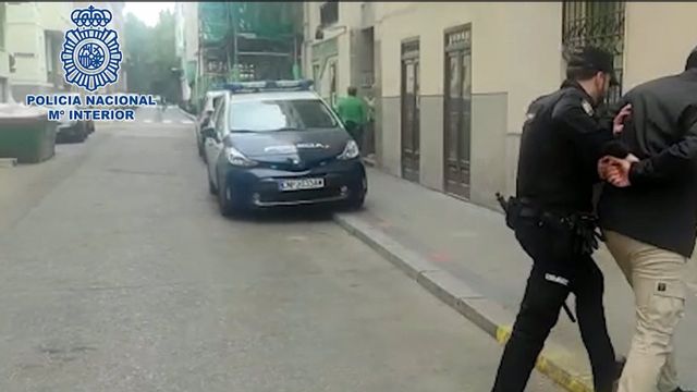 Un agente custodia a uno de los detenidos - Europa Press.