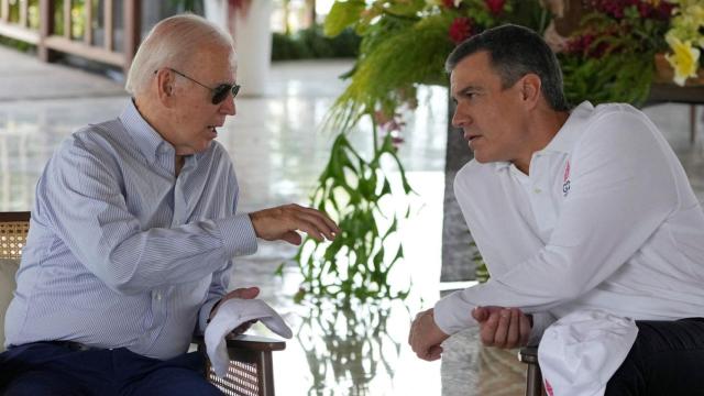 Joe Biden, presidente de EEUU, charla con Pedro Sánchez  durante la cumbre del G20.