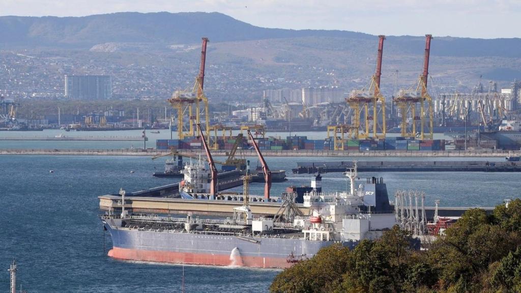 Entrada de un petrolero ruso con productos derivados en un puerto.