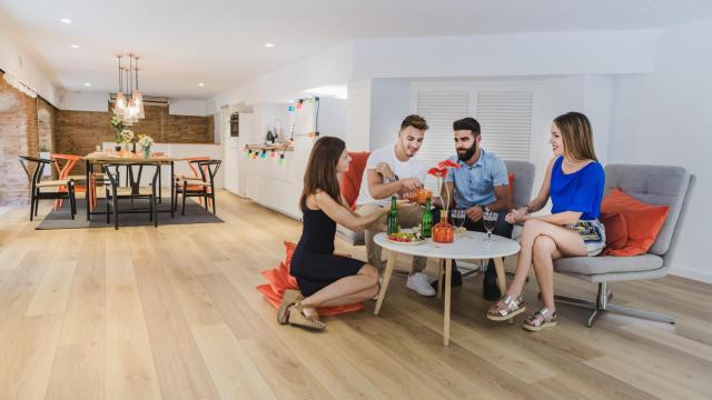 Jóvenes compartiendo piso en alquiler.