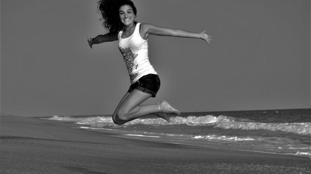 Una mujer en la playa.