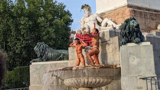 Las activistas en la fuente del Palacio Real.