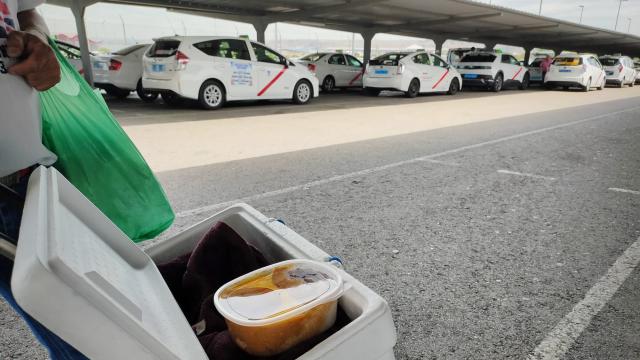 Una ración de comida de un 'rider' clandestino en la Bolsa de Taxis de la T4.