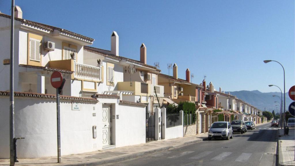 Una hilera de chalets adosados en Puerto de la Torre, Málaga.