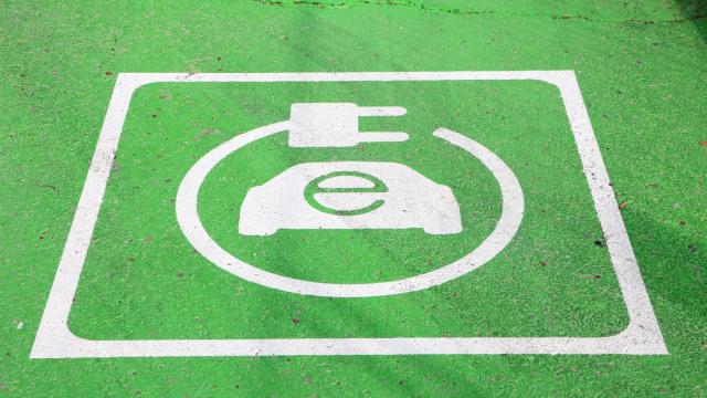 Señalización en el suelo que señala la existencia de un punto de recarga de coche eléctrico.