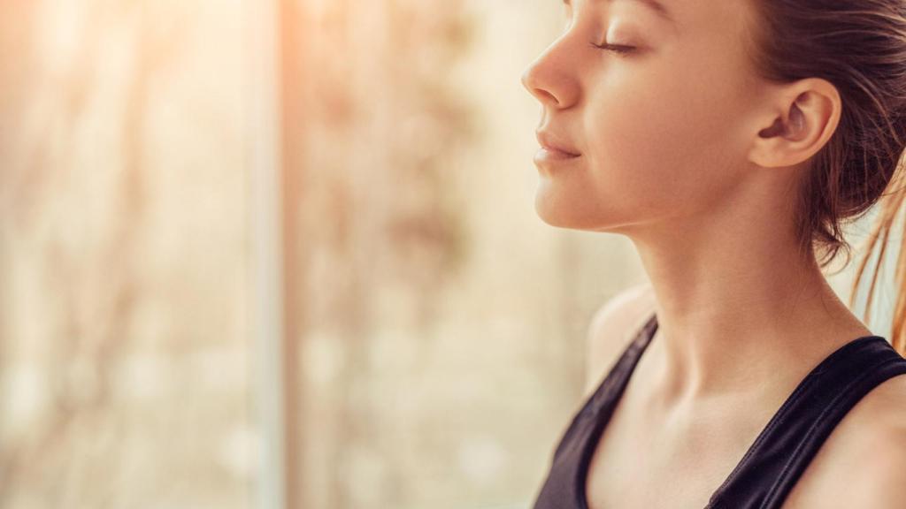 Mujer joven haciendo ejercicio de respiración