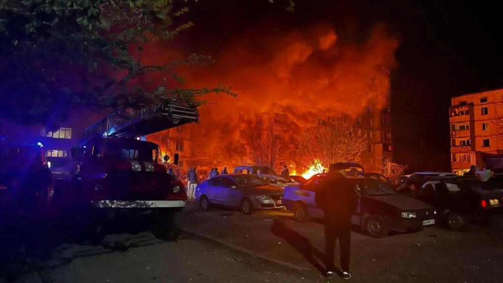 Un edificio residencial tras ser atacado por un misil ruso en la ciudad de Uman, en la región de Cherkasy en Ucrania.
