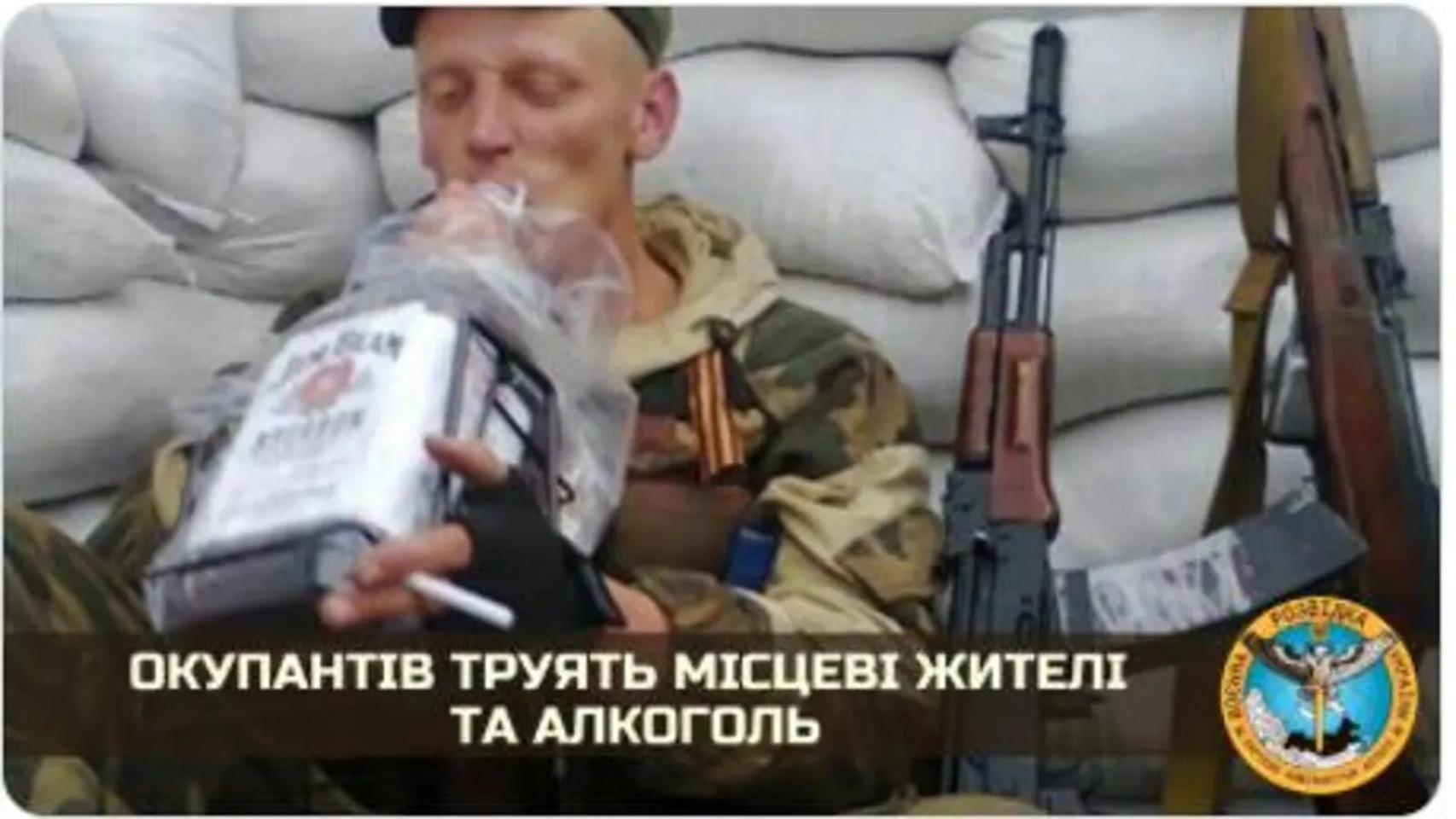 Un soldado ruso bebiendo una supuesta bebida alcohólica en Ucrania.