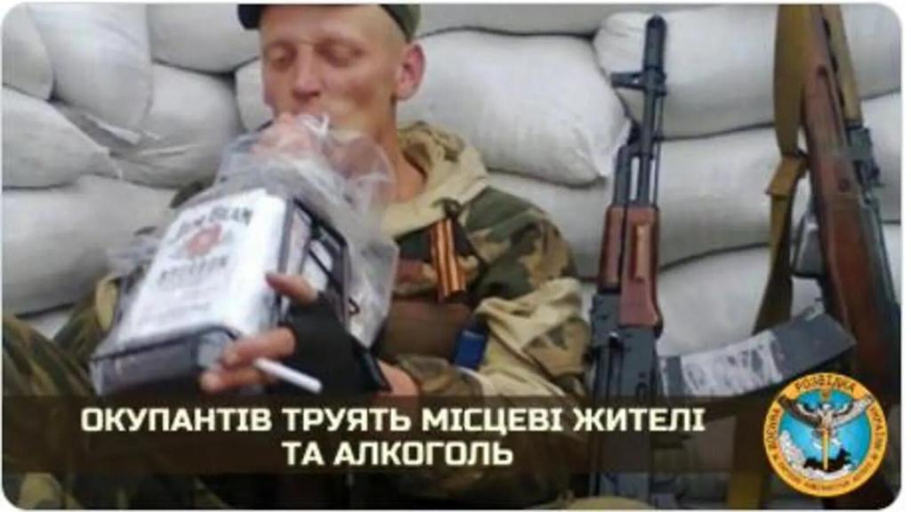 Un soldado ruso bebiendo una supuesta bebida alcohólica en Ucrania.