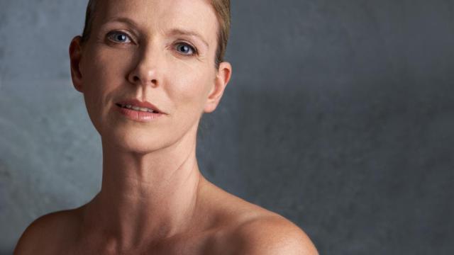 Carmen Navarro en el jardín zen de su nuevo centro en Pozuelo.