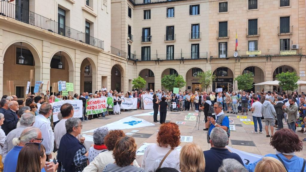 Un momento de la manifestación, donde varios líderes de asociaciones tomaron la palabra.