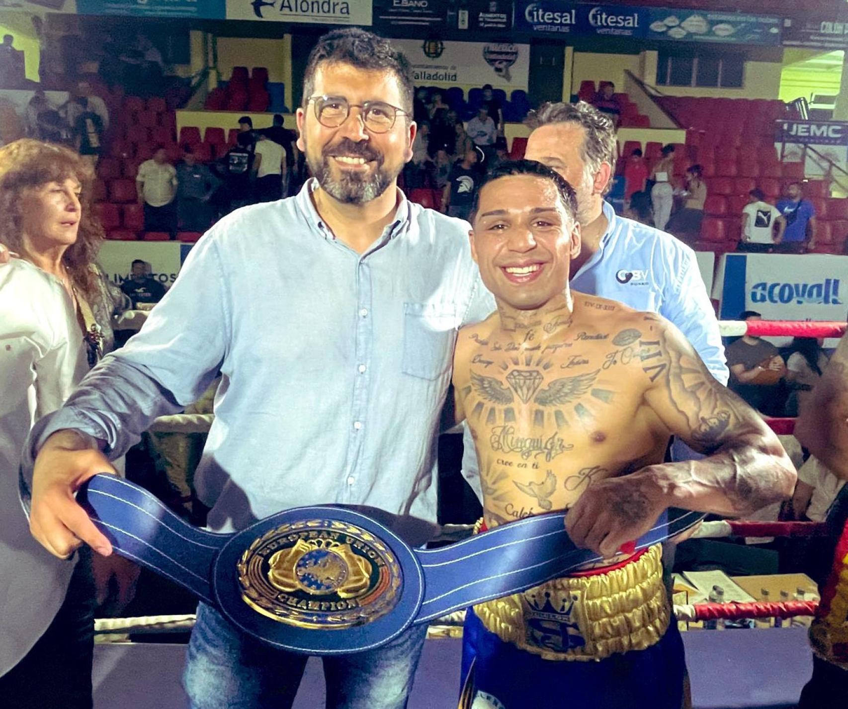 Salvi Jiménez con el cinturón de campeón de la Unisón Europea