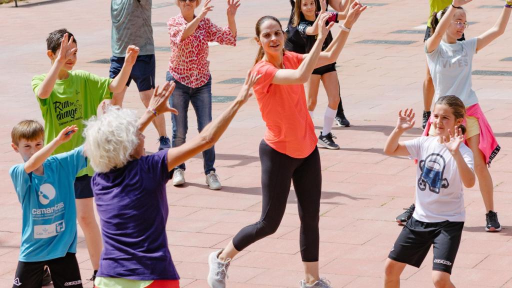 La candidata del PP a la Alcaldía de Soria, Belén Izquierdo bailando zumba
