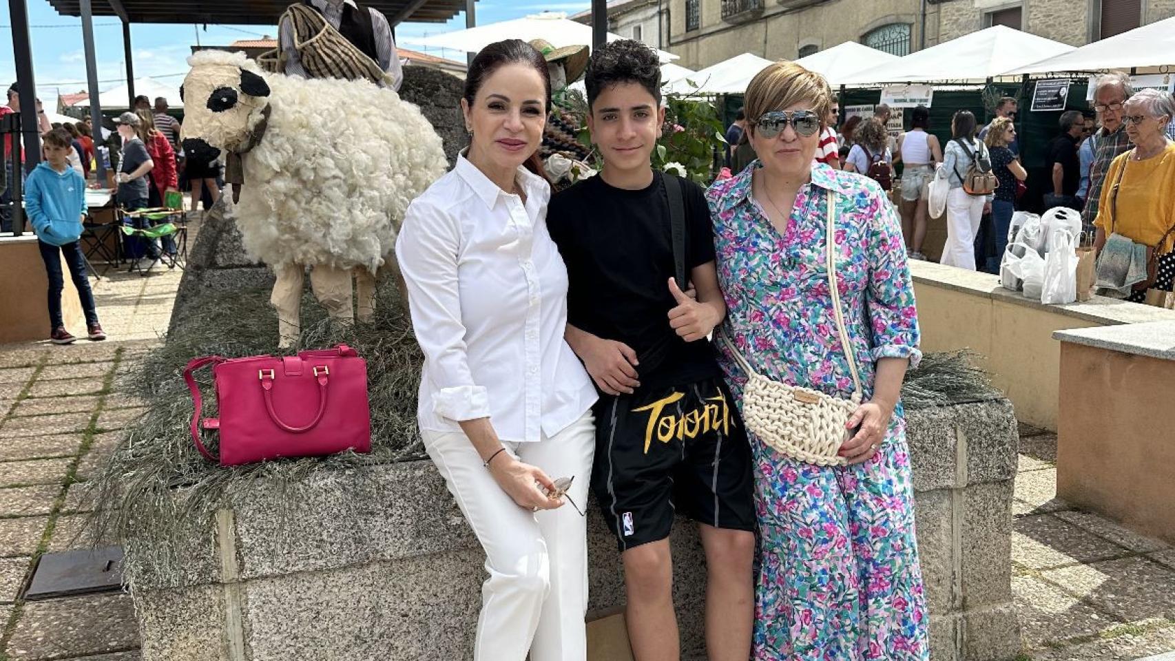 Fotografía de Sílvia Clemente con hijo y Tina en Hinojosa de Duero (Salamanca)